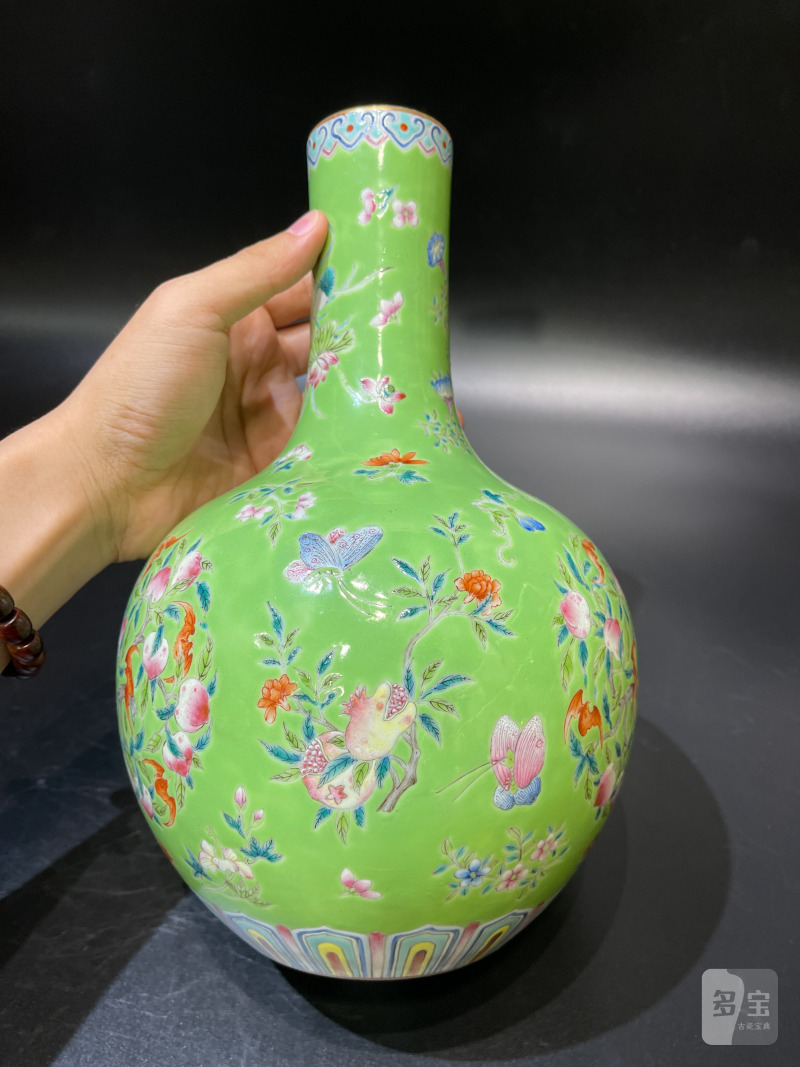 清中期 秋葵绿地洋彩蝠桃蝶恋花纹天球瓶 - 图4